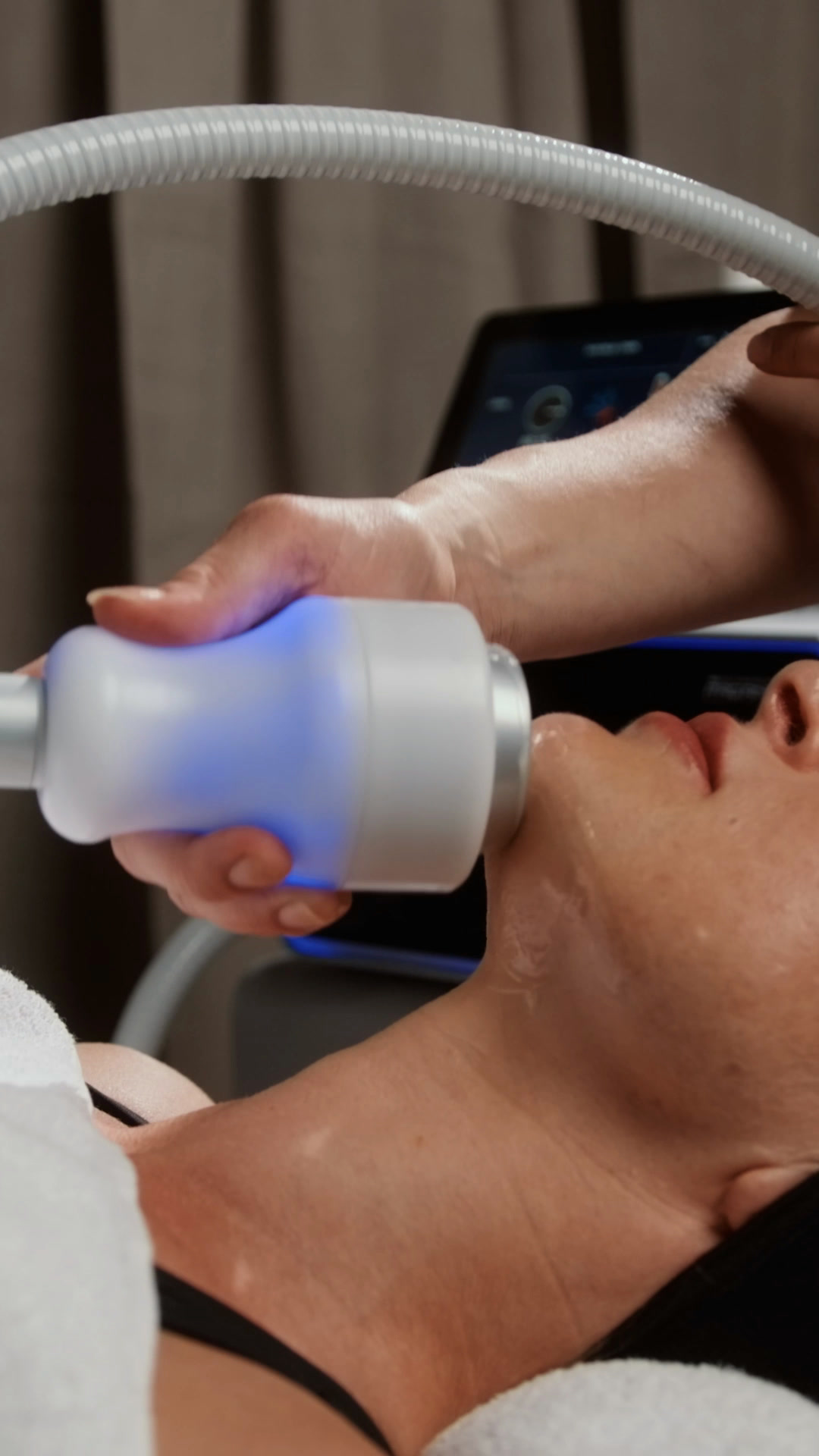 Cryo T-Shock-handstycke vid käklinjen